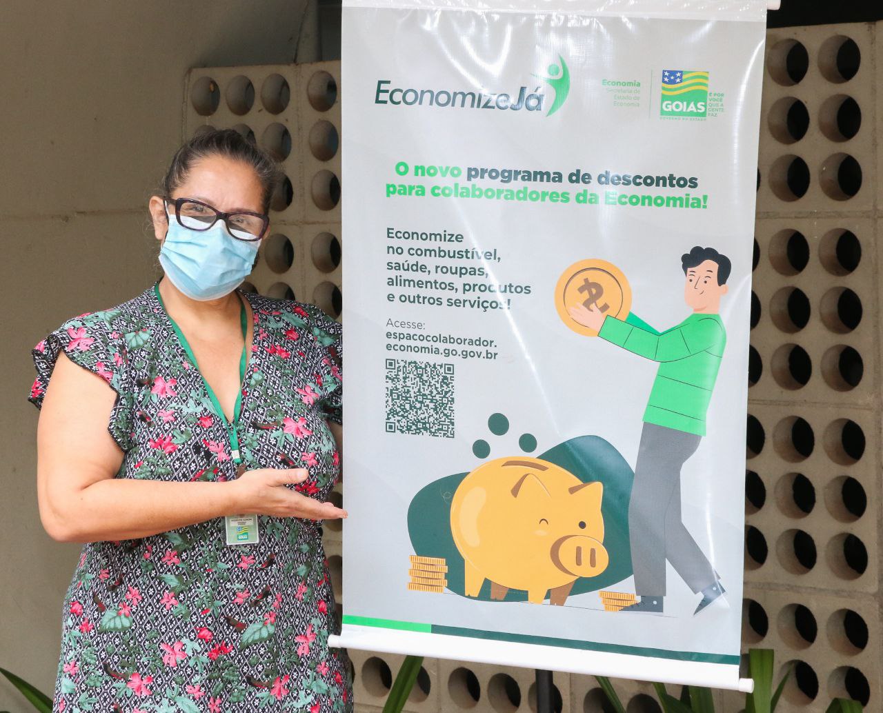 foto da servidora Jaqueline Gondim ao lado de um banner do Economizejá
