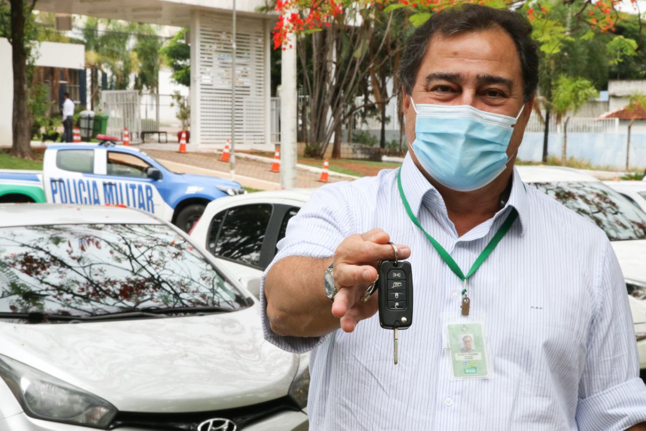 FOTO DO SERVIDOR MARCO ANTONIO SEGURANDO A CHAVE DO CARRO