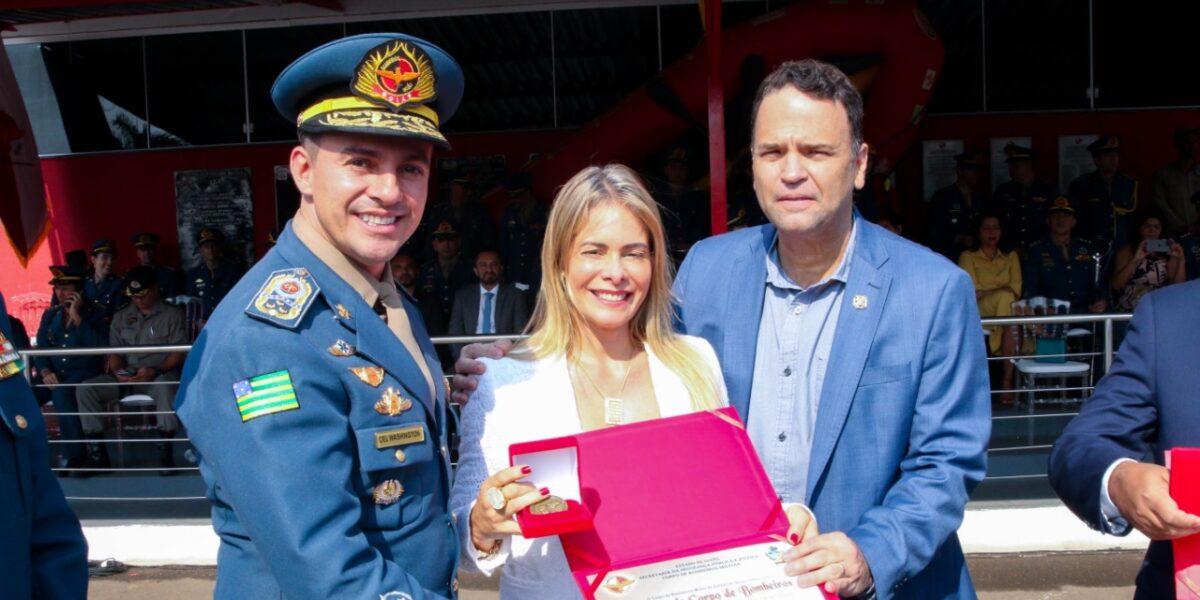 Cristiane Schmidt é homenageada na celebração de  33 anos do Corpo de Bombeiros