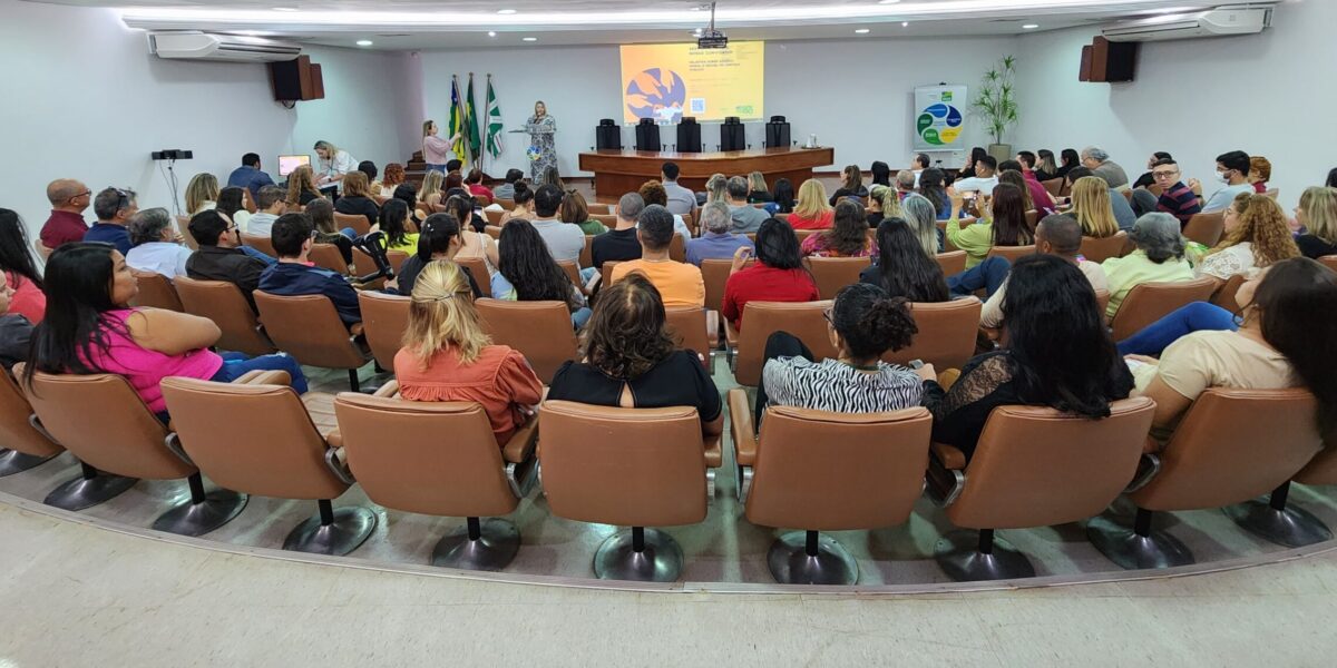 Auditório da Economia fica lotado para a palestra sobre assédio moral e sexual