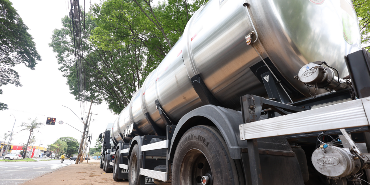 Fiscalização flagra carga irregular de óleo para lubrificantes em Goiânia