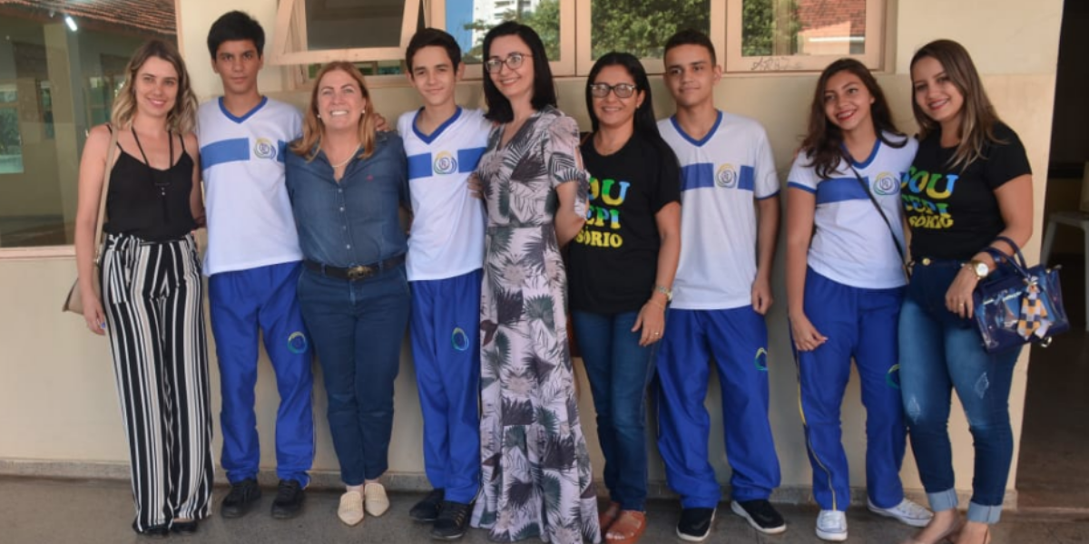 Estudantes campeões das Olimpíadas de Matemática Sem Fronteiras visitam Secretaria da Educação do Estado
