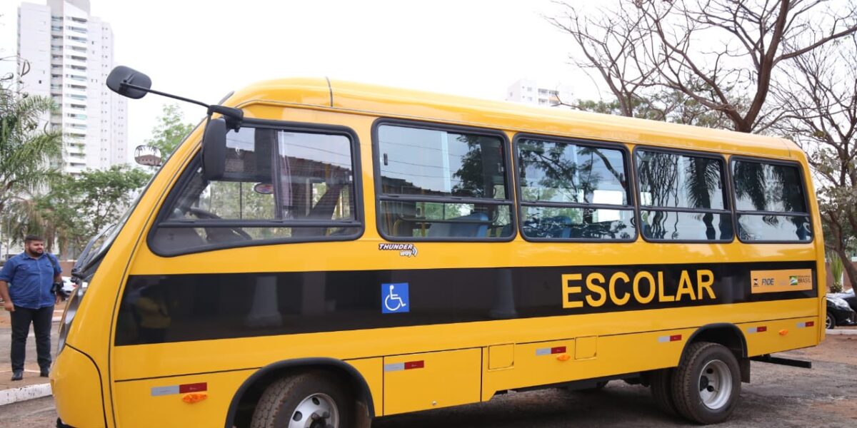 Seduc entrega micro-ônibus de transporte escolar para Itumbiara