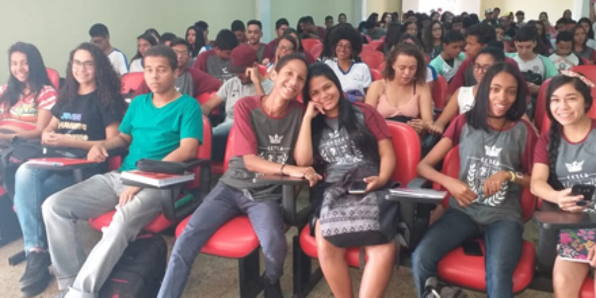 Milhares de alunos da rede estadual de Goiás estão fazendo revisão dos conteúdos do Enem