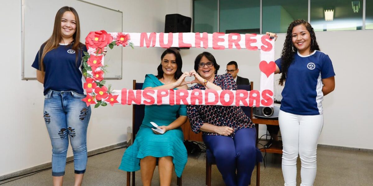 Alunos da rede estadual entregam certificado de mulheres inspiradoras para Michele Bolsonaro