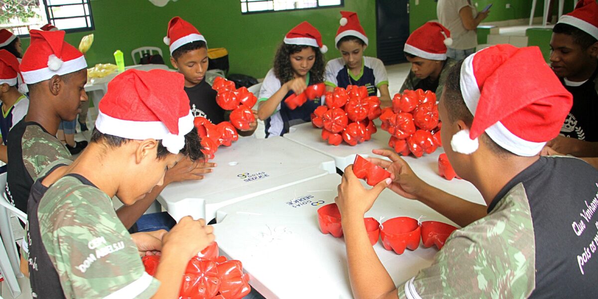 Estudantes confeccionam enfeites reciclados para árvore do Natal do Bem