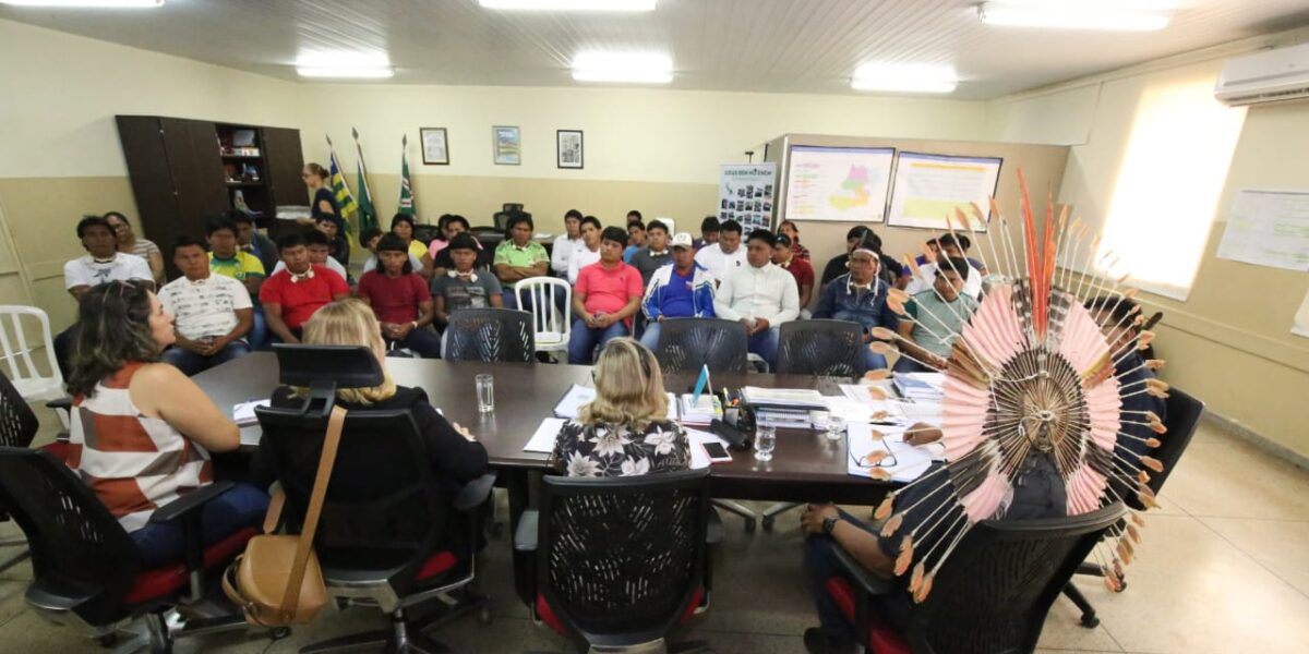 Em reunião com índios Xavante, secretária anuncia formação de professores indígenas ainda no primeiro semestre