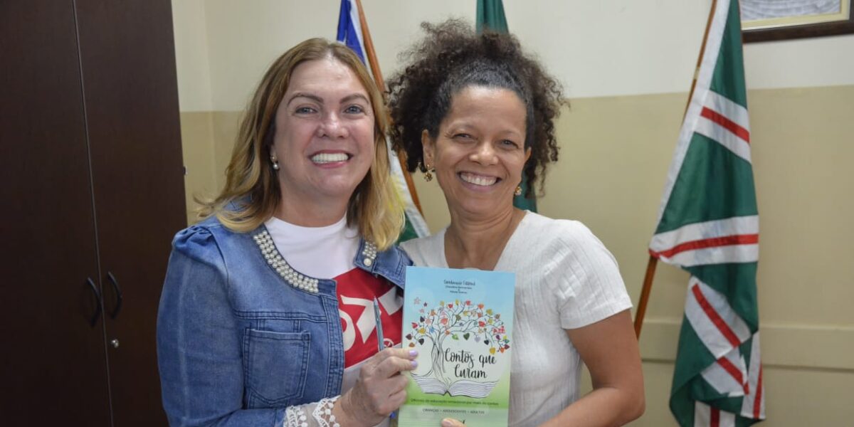 Professora da rede estadual participa de livro que já vendeu mais de 5 mil exemplares em seis meses