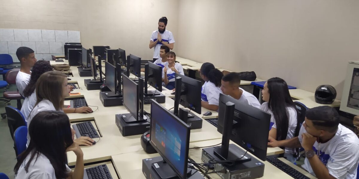 Governo de Goiás entrega computadores para alunos do MedioTec