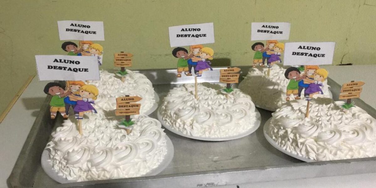 Para incentivar aprendizado dos alunos, professor confecciona bolos e distribui aos estudantes mais dedicados