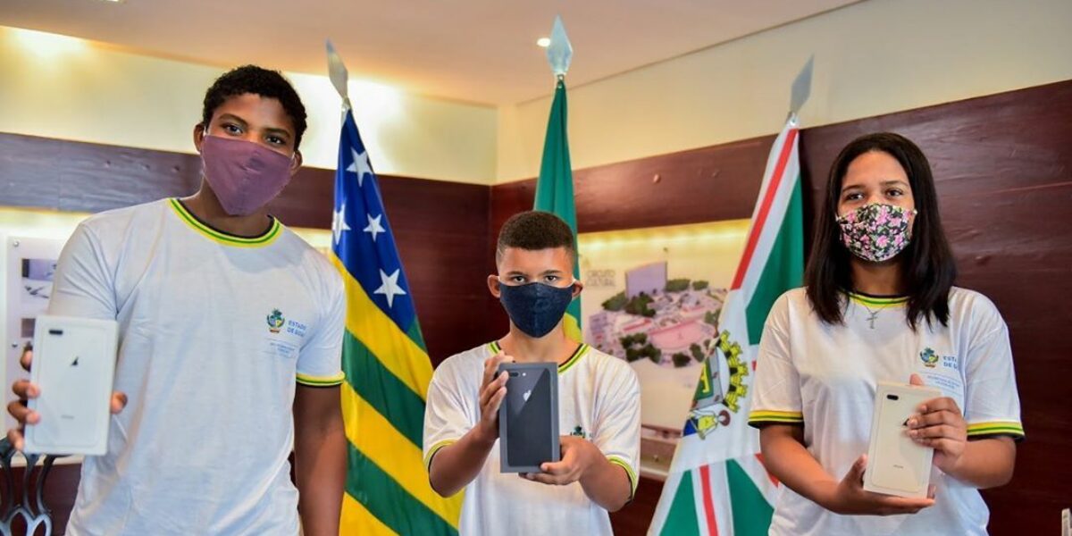 Governo de Goiás doa 1.136 celulares para o atendimento a estudantes sem acesso à Internet