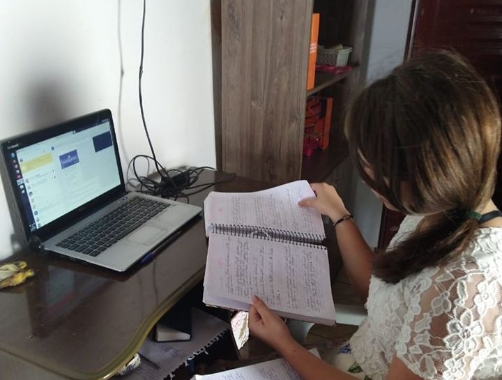 Aluna da rede estadual de ensino de Goiás acompanha aula não presencial em casa