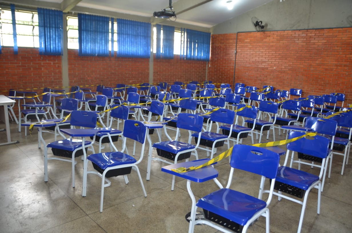Sala de aula vazia no Colégio Estadual Professor Heli Alves Ferreira, em Anápolis