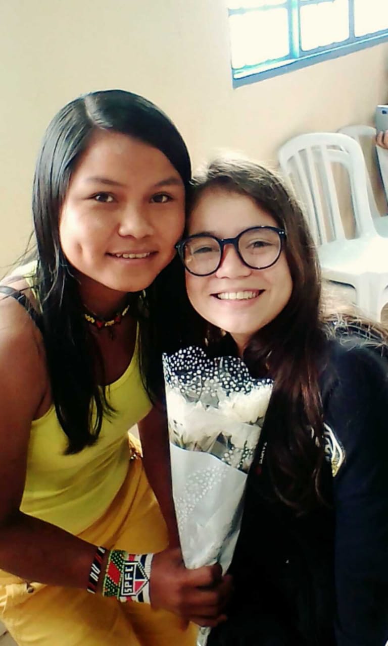Estudante indígena de Goiás, Maria Helena, com colega de turma