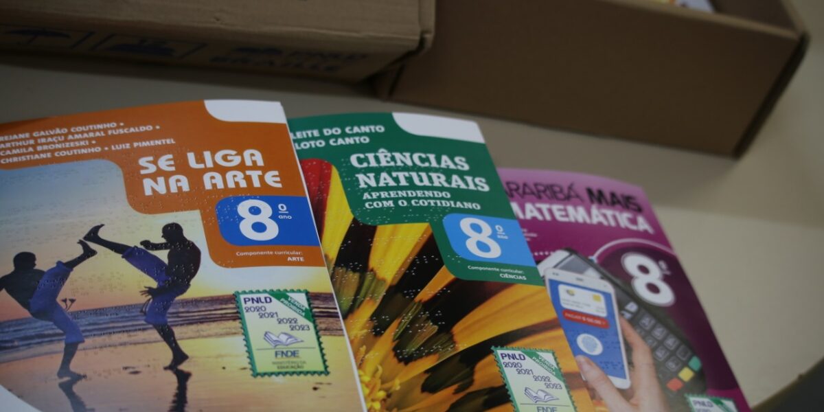 Governo de Goiás entrega livros em Braille para estudantes do 8° ano da rede estadual de Educação