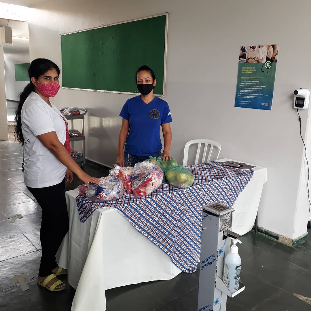 Entrega de kit de alimentação em escola estadual de Goiânia combate evasão escolar