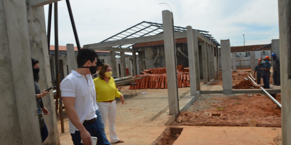 Em visita ao Colégio Benedito Brás, em Americano do Brasil, secretária destaca investimentos feitos pelo Governo de Goiás na Educação