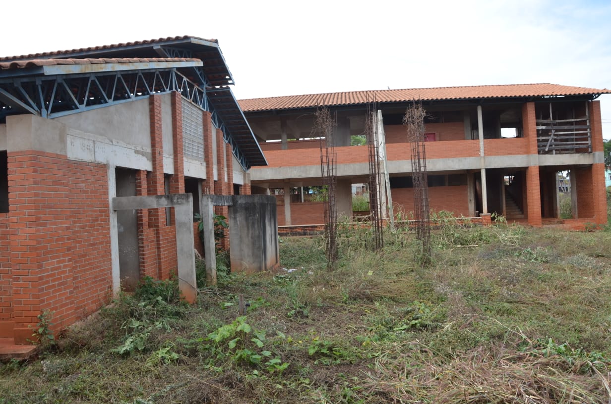 Colégio Estadual Nazir Safatle teve construção iniciada em 200 e foi abandonada por gestões anteriores. 