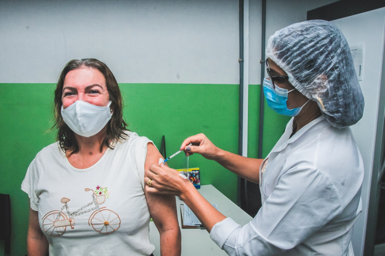 Secretária Fátima Gavioli recebe primeira dose da vacina contra Covid-19