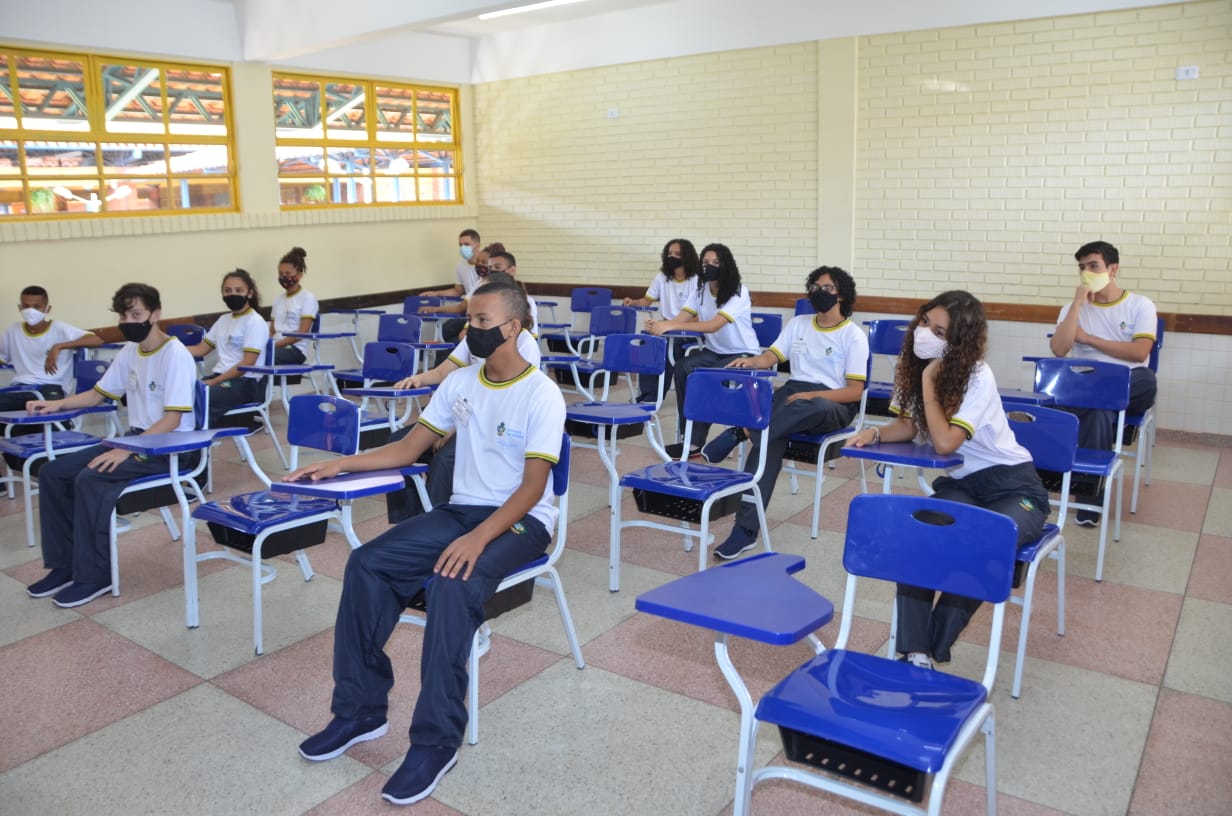 Estudantes em sala de aula no Colégio Estadual Guaraciaba Augusta da Silva