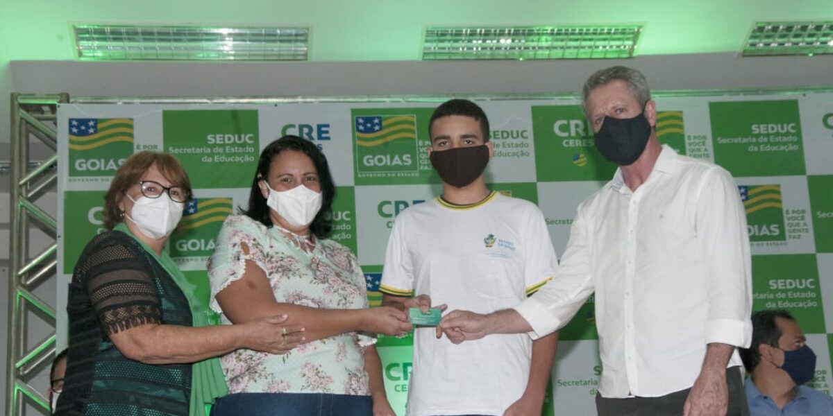 Em Ceres, Governo de Goiás entrega cartão alimentação a estudantes da rede estadual