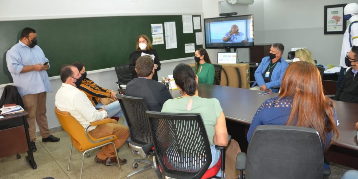 Governo de Goiás entrega 232 aparelhos de TV de 58’ e caixas de som para escolas do programa GoiásTec