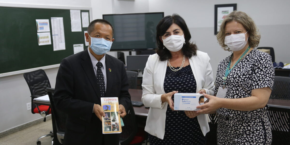 Embaixador de Taiwan doa máscaras para rede estadual de ensino e visita secretaria