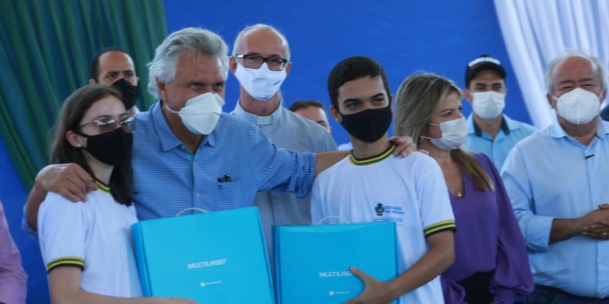 Em Mossâmedes, governador Ronaldo Caiado entrega chromebooks para alunos do 3º ano do Ensino Médio