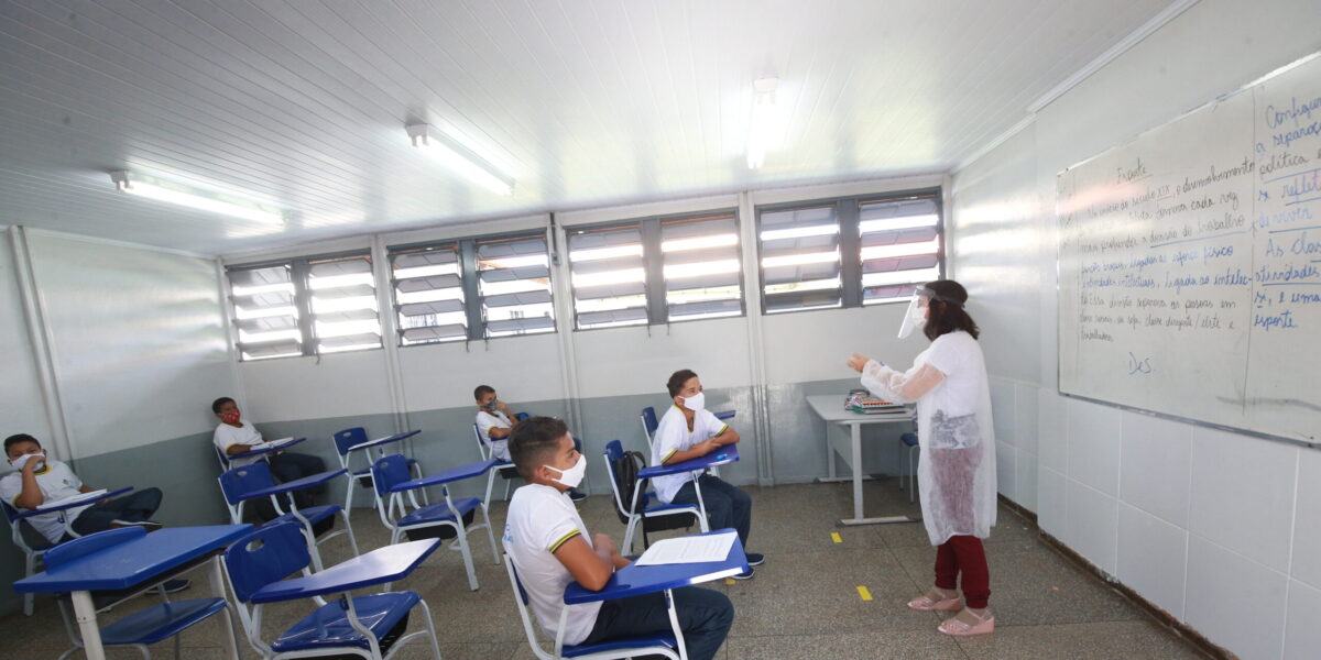 Governador de Goiás anuncia reajuste salarial para os profissionais da Educação