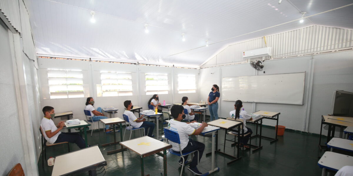Governo de Goiás investe na reforma de carteiras escolares