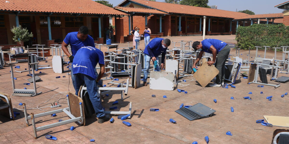 Mobiliário escolar de colégio em Aparecida de Goiânia está sendo completamente recuperado