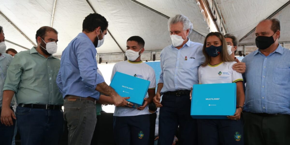 Governo de Goiás entrega computadores para alunos de Ceres, no aniversário da cidade