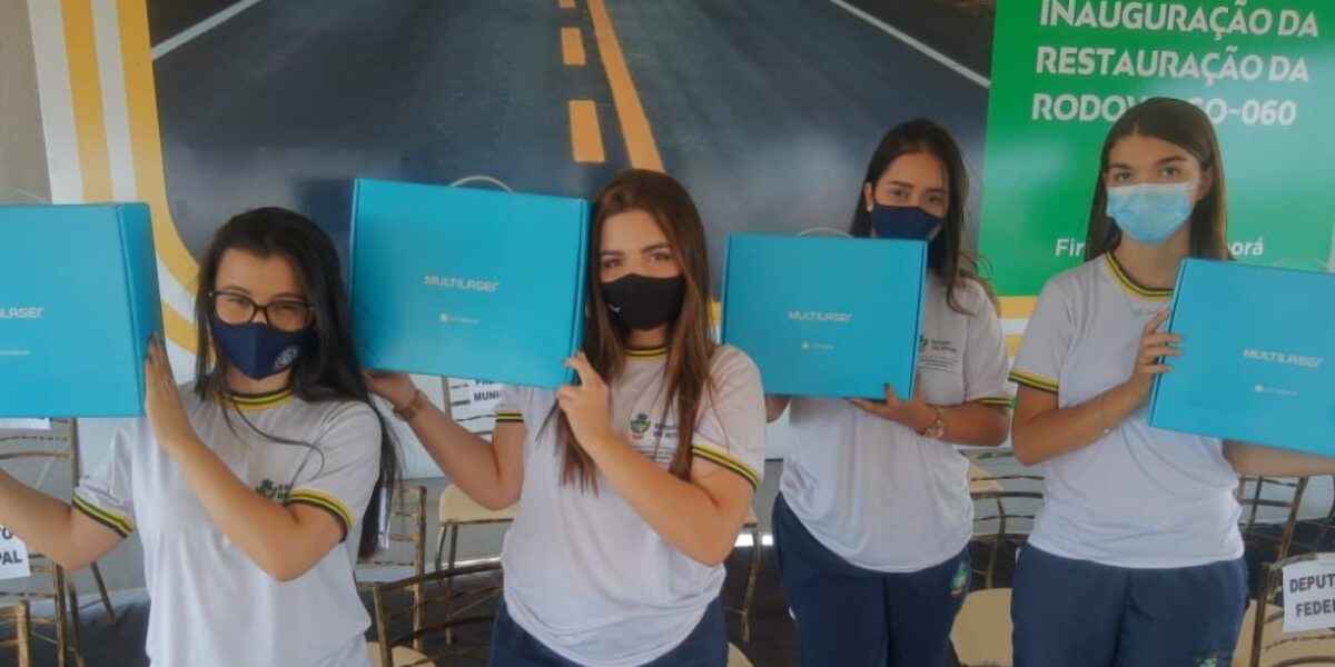 Governo de Goiás entrega chromebooks para alunos da Regional de Educação de Iporá