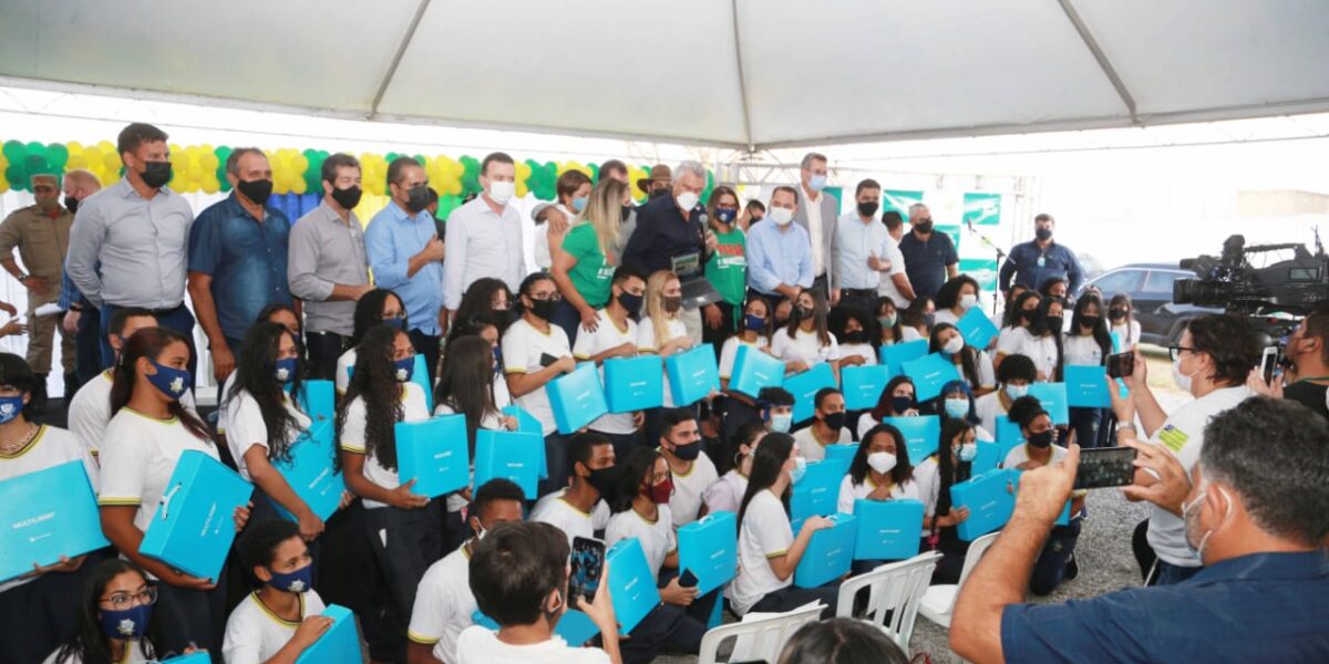 Na Cidade Ocidental, governador Caiado inaugura reforma e ampliação de colégio e entrega chromebooks aos alunos