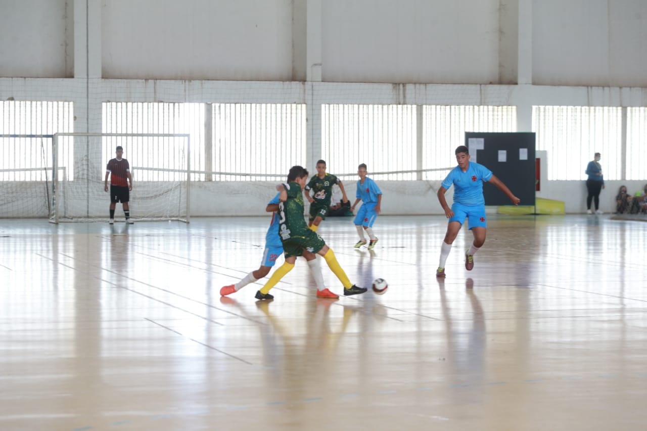 Partida de futsal entre Colégio Estadual Antônio Ferreira e Escola Estadual Vila Dourada nos Jogos Estudantis de Goiás, categoria Infanto