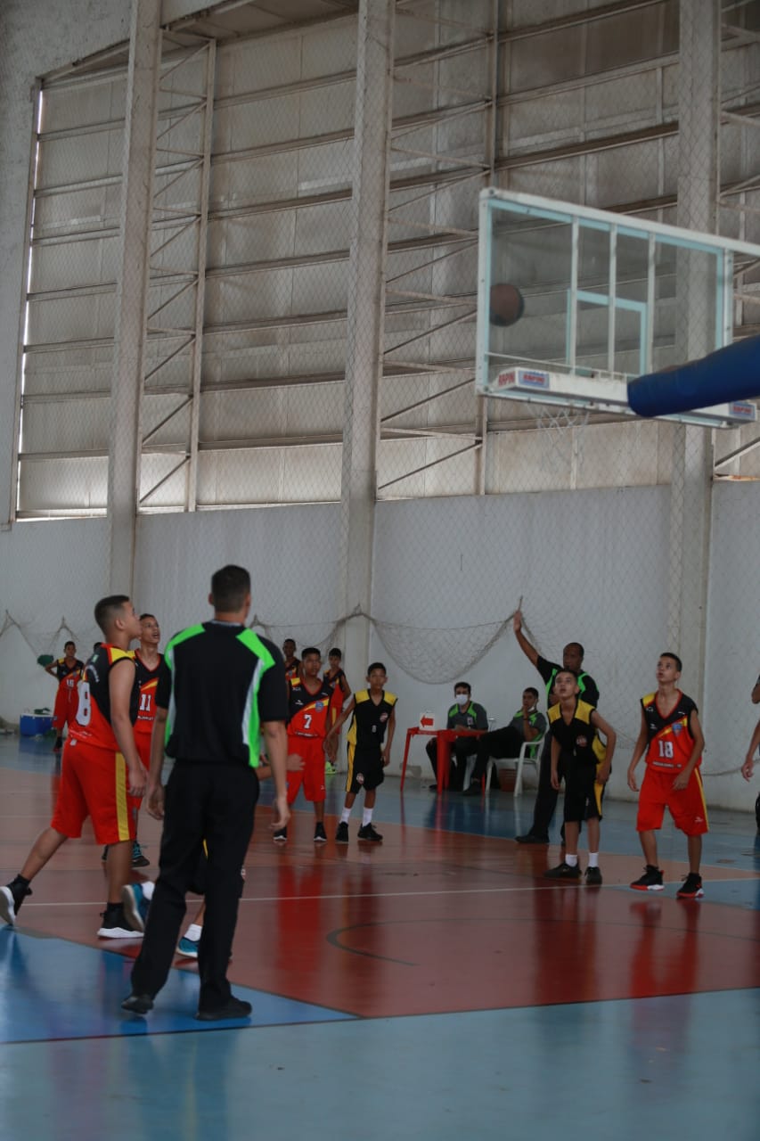 Partida de basquetebol entre Colégio Estadual do Sol e Colégio Estadual Costa e Silva