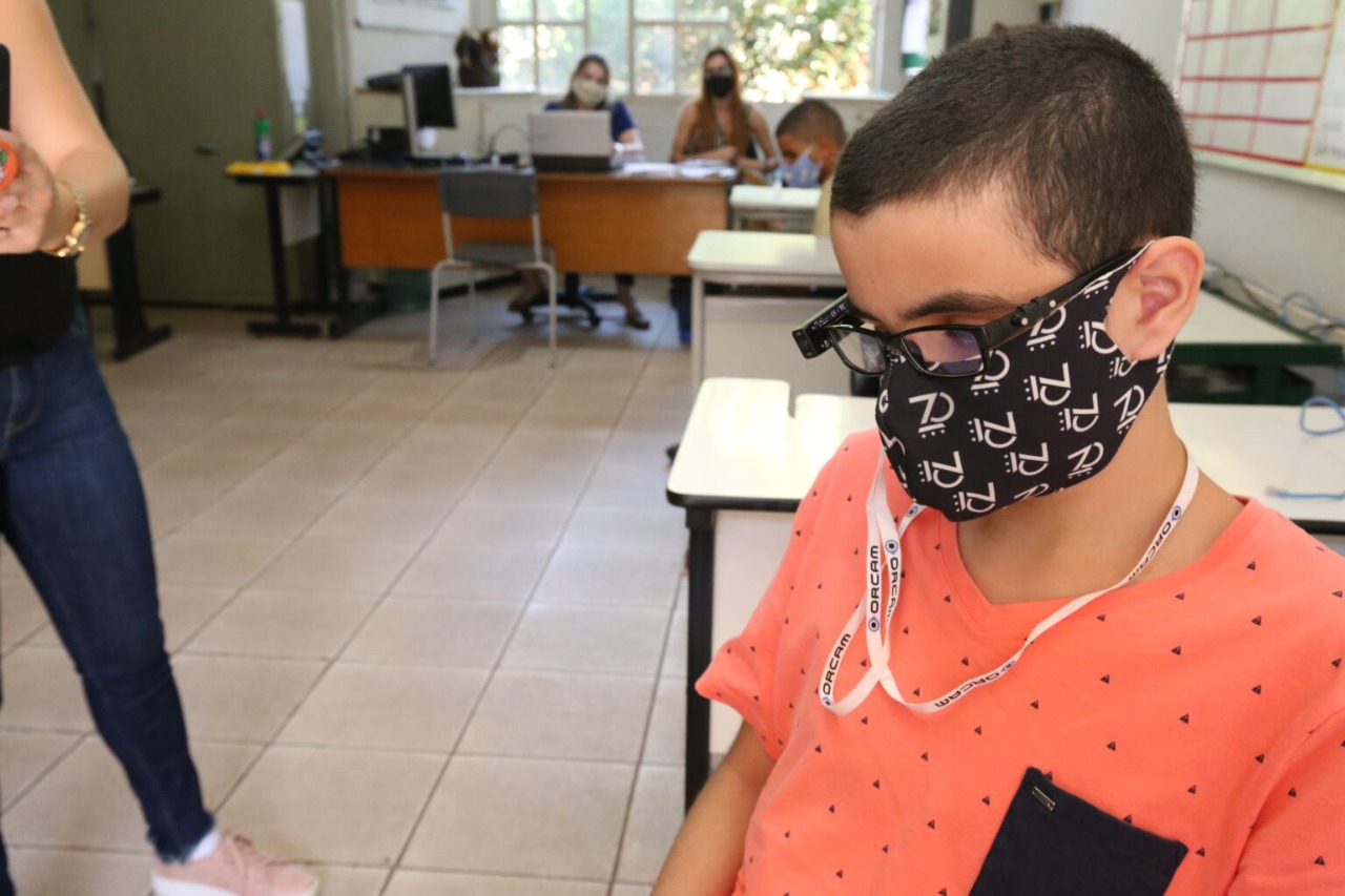 Estudante cego que recebeu dispositivo de leitura