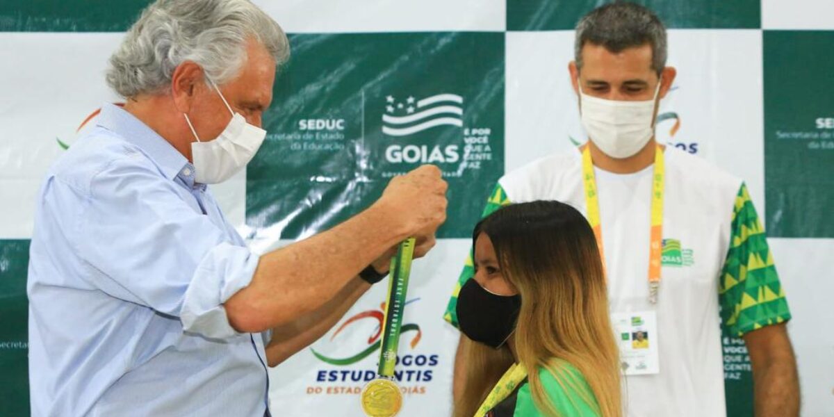 Caiado entrega premiação a vencedores dos Jogos Estudantis de Goiás na categoria Juvenil, durante encerramento de competição