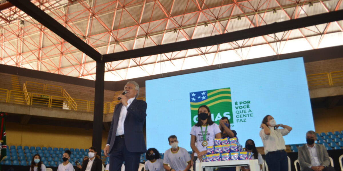Com investimentos de mais de R$ 17,2 milhões, governador Caiado inicia entrega dos absorventes