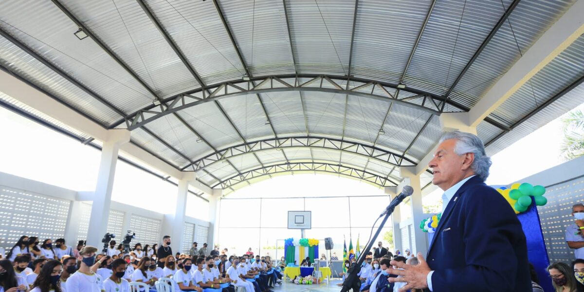 Governo de Goiás inaugura quadras cobertas de escolas e autoriza conclusão de colégio padrão século XXI em Aparecida de Goiânia