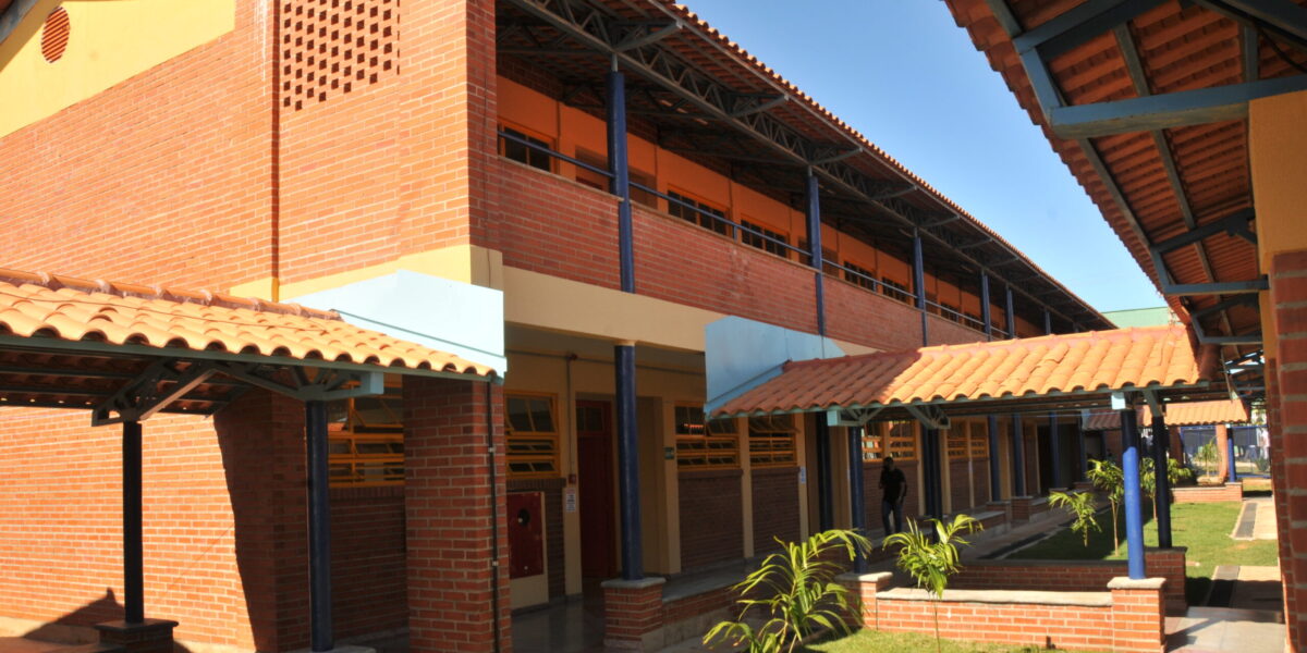Governo de Goiás constrói nova Escola Padrão Século 21 em Uruaçu