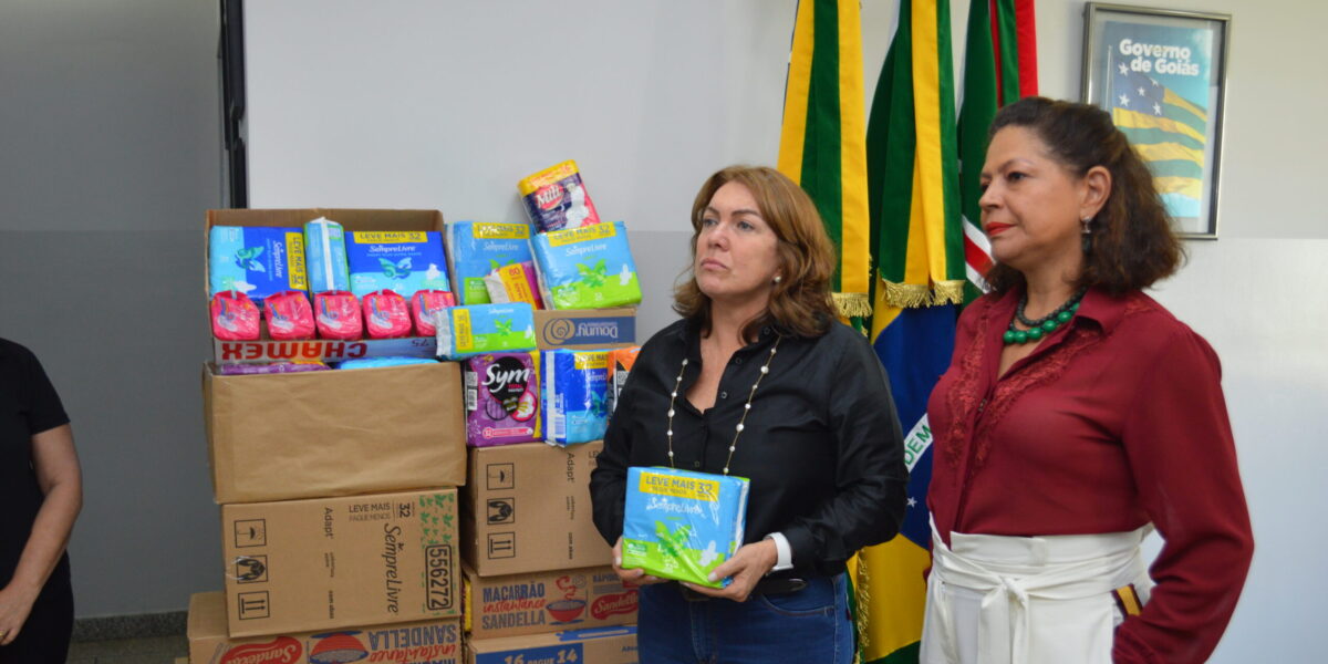 OAB Goiás faz a entrega de absorventes higiênicos arrecadados para alunas da rede pública estadual