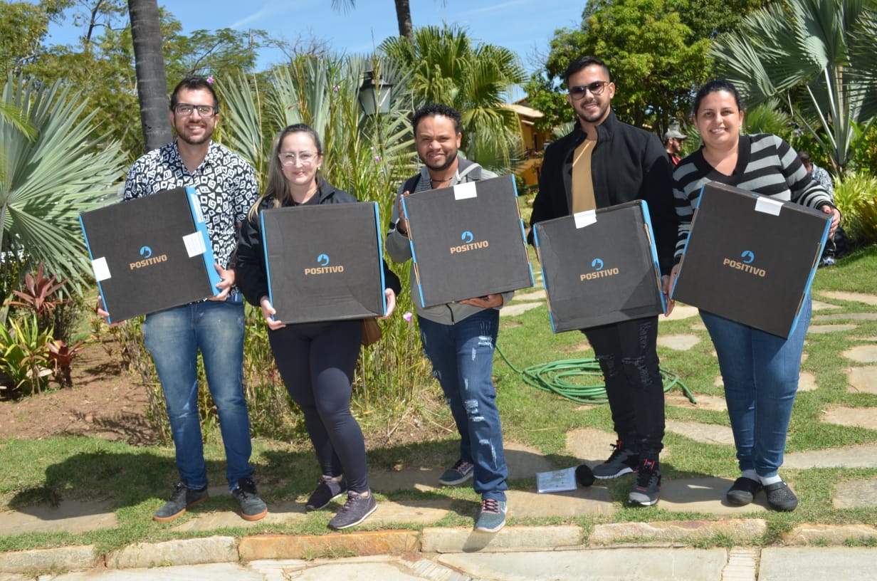 Professores da rede estadual de Goiás recebem notebooks do Governo de Goiás para auxiliar suas atividades pedagógicas