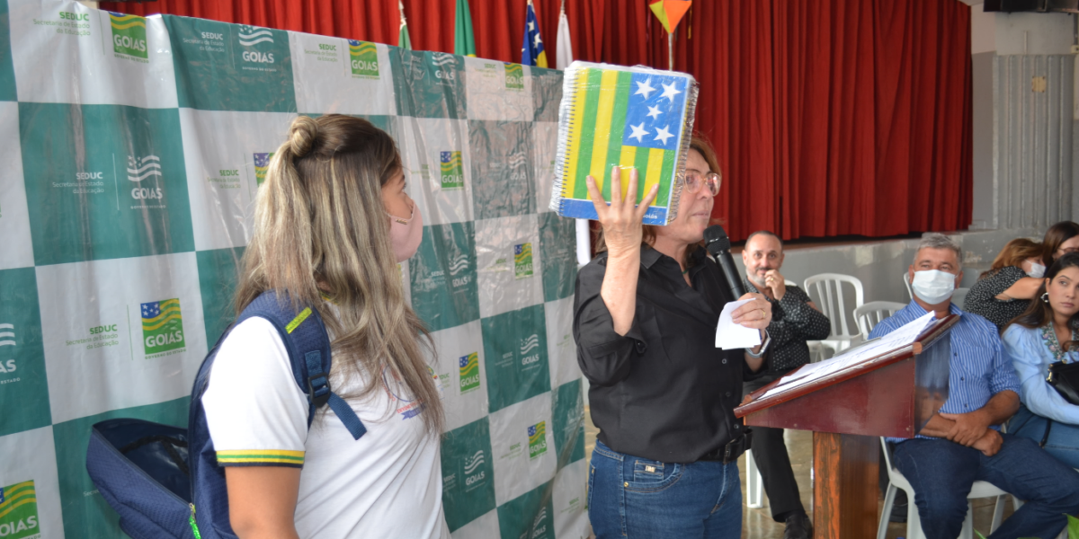 Durante a Seduc Itinerante em Trindade, secretária Fátima Gavioli anuncia mais recursos para as unidades escolares