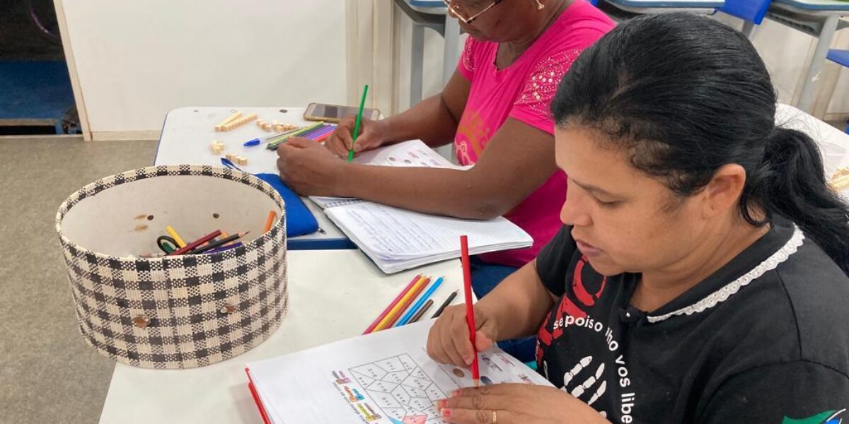 Governo de Goiás investe na alfabetização de adultos e programa já chega a 149 cidades