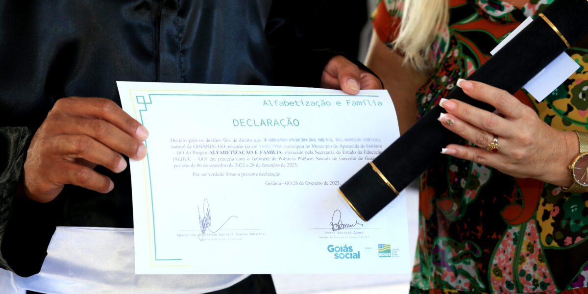 Reeducandos recebem certificados do projeto Alfabetização e Família, em Aparecida de Goiânia