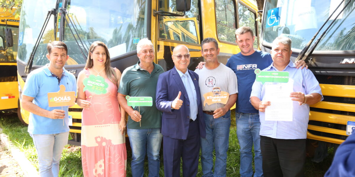 Governo de Goiás realiza a entrega de 36 novos ônibus escolares