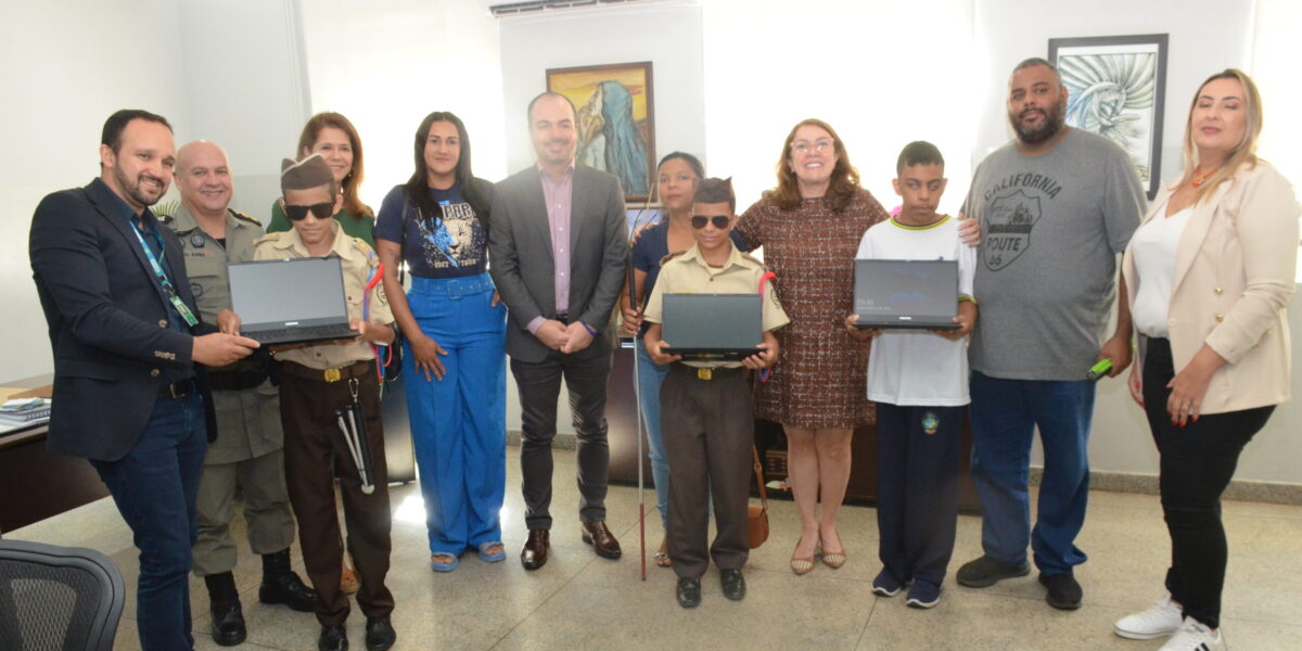 Governo de Goiás disponibiliza notebooks a estudantes com deficiência visual da rede estadual de ensino