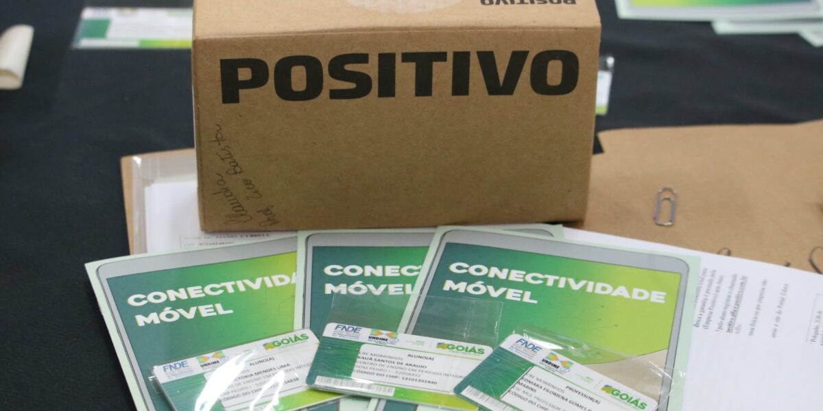 Governo de Goiás entrega tablets e chips a estudantes de Aparecida de Goiânia