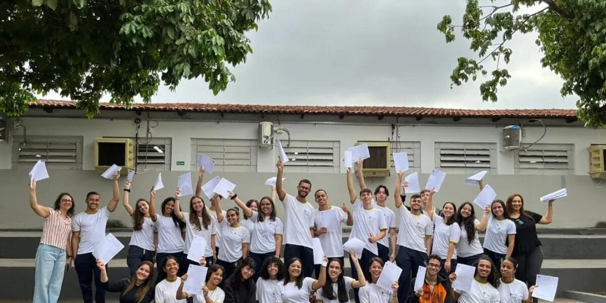 Mais de 10% dos estudantes da rede estadual de Goiás tiraram notas acima de 900 na redação do Enem 2023